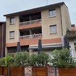 Meuble Classe Carmes , Entree Autonome, Wifi, Climatise, Petit Parking Prive Lägenhet